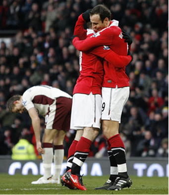 Dimitar Berbatov celebrates with Wayne Rooney